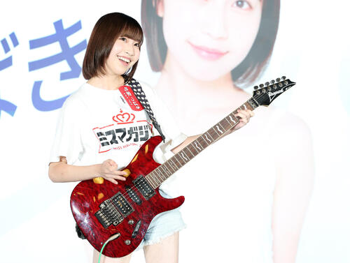 ミスマガジンベスト20お披露目イベントに臨む弓家つばき（撮影・鈴木正人）