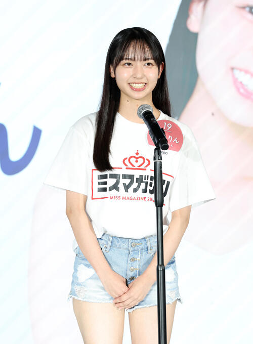ミスマガジンベスト20お披露目イベントに臨む蟻波りん（撮影・鈴木正人）