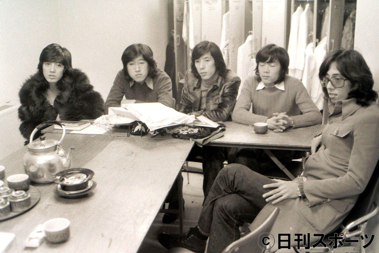 ザ・タイガース。左から沢田研二、岸部シロー、森本太郎、瞳みのる、岸部おさみ（一徳）（1971年01月24日撮影）