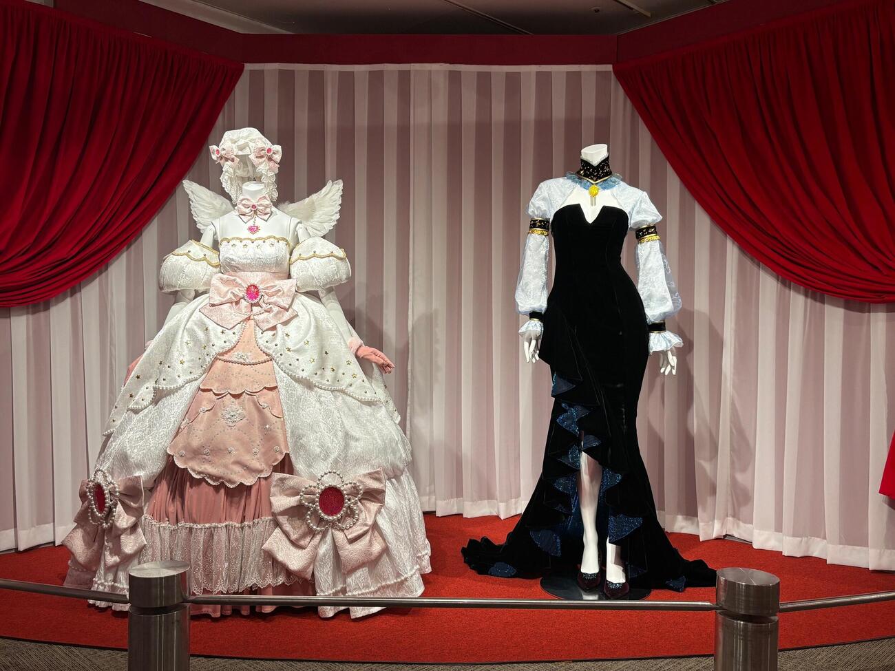 「悪役令嬢の中の人展」で飾られている作中衣装