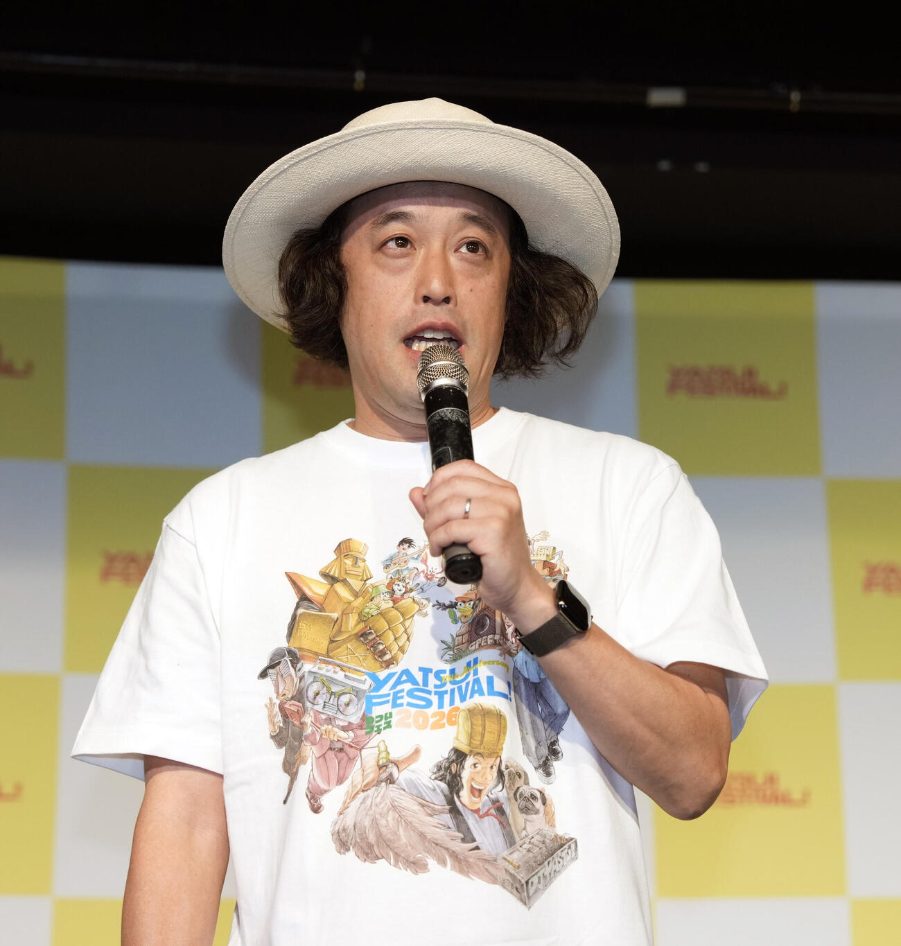 「YATSUI FESTIVAL！2026」会見取材に登場しあいさつするやついいちろう（撮影・小島史椰）