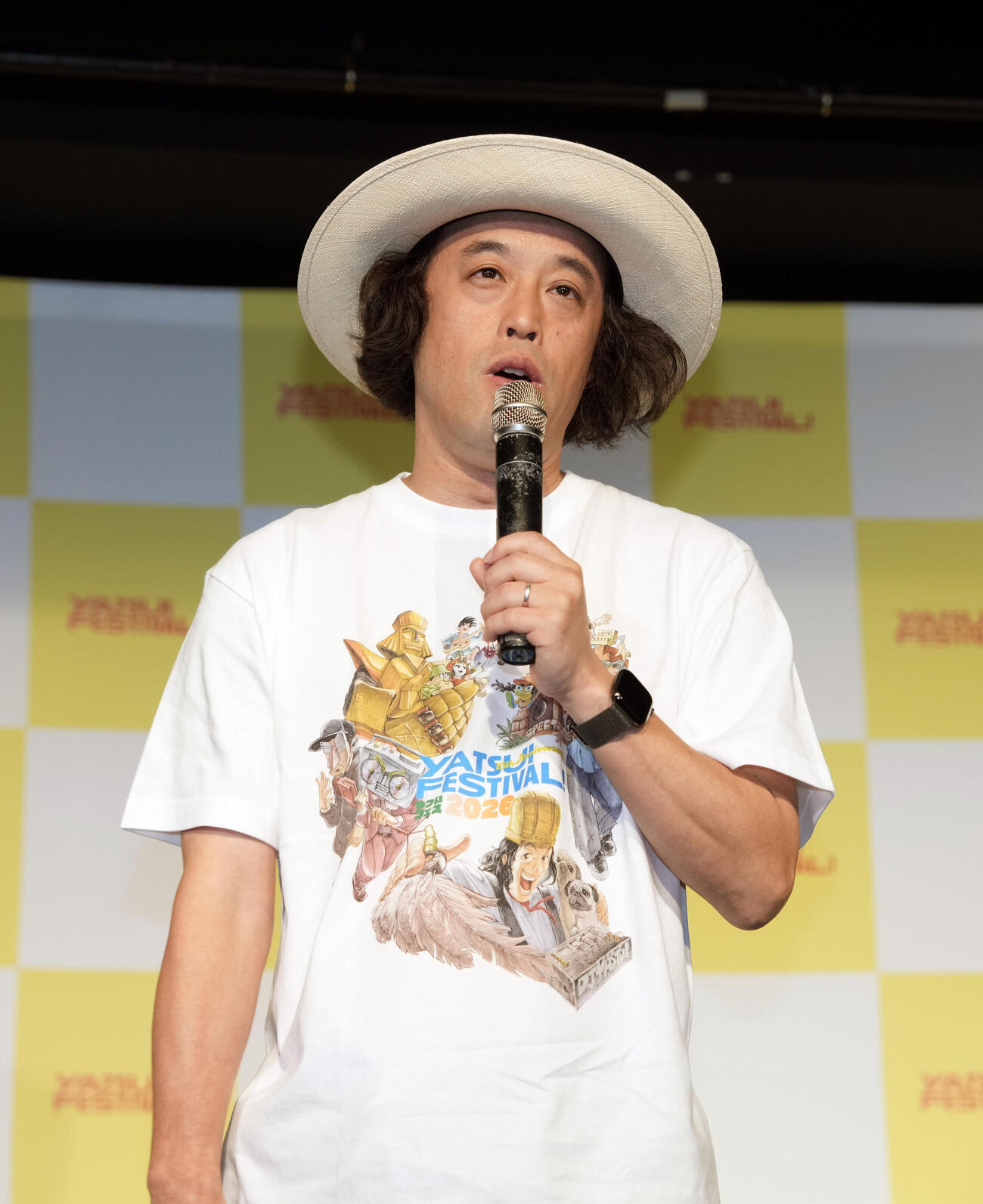 「YATSUI FESTIVAL！2026」会見取材に登場しあいさつするやついいちろう（撮影・小島史椰）