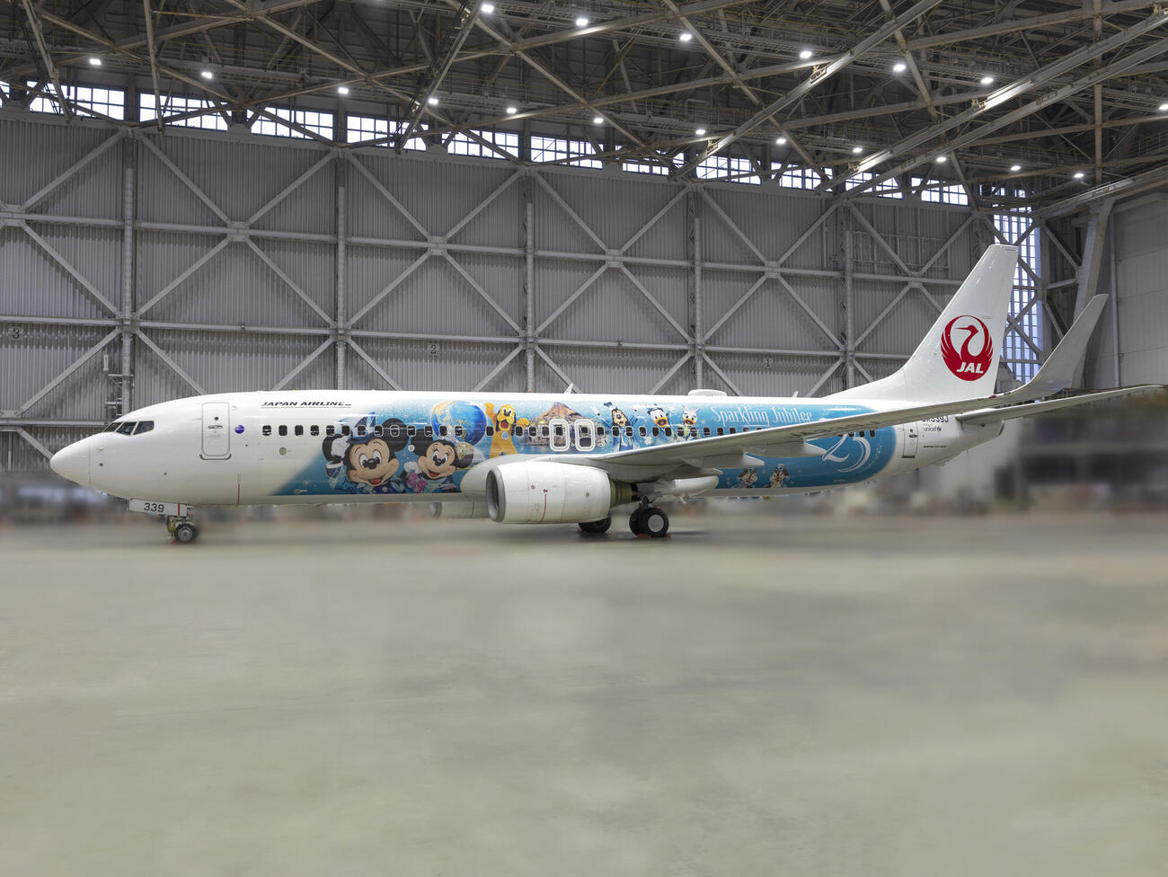 JALとディズニーの特別塗装機「JAL Jubilee Express」をお披露目（C）Disney