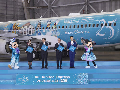 東京ディズニーシー25周年特別塗装機お披露目　セレモニーに特別衣装を着たミッキーマウスら登場
