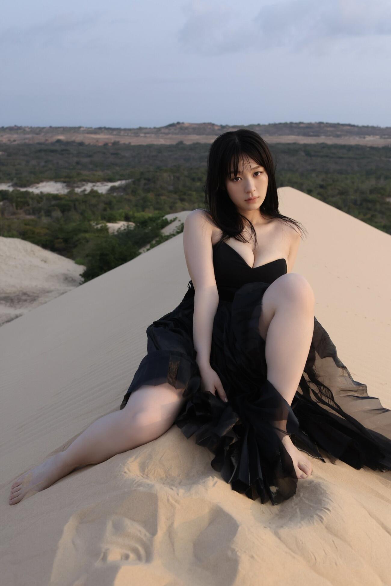 髙野真央初写真集から公開された先行カット　（C）佐藤裕之／講談社