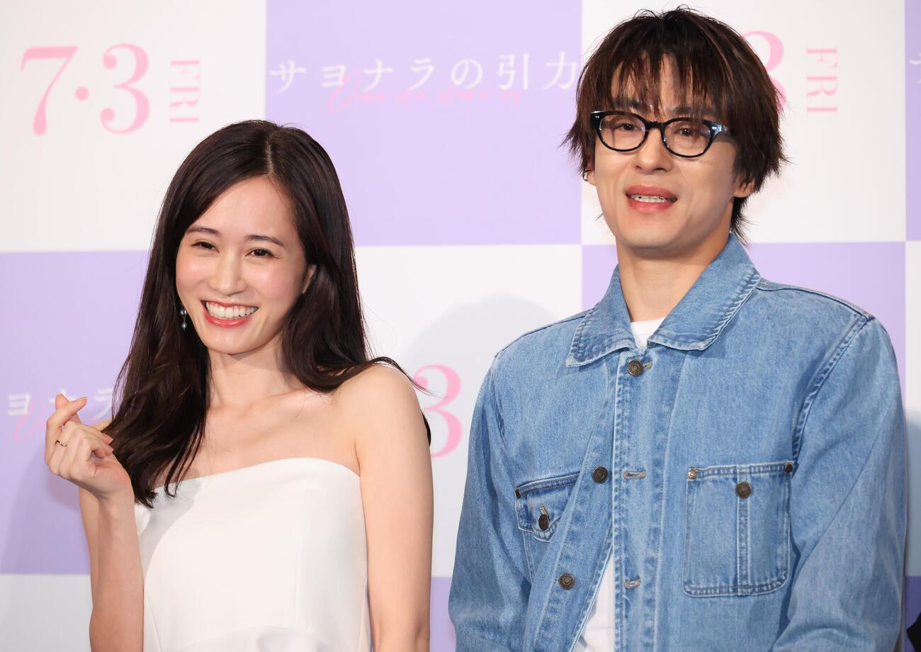 映画「サヨナラの引力」舞台あいさつに登壇した前田敦子（左）とク・ギョファン（撮影・中島郁夫）