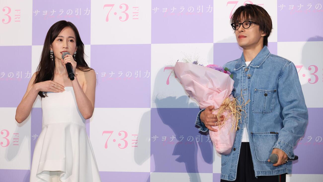 映画「サヨナラの引力」舞台あいさつでク・ギョファン（右）に花束を贈る前田敦子（撮影・中島郁夫）
