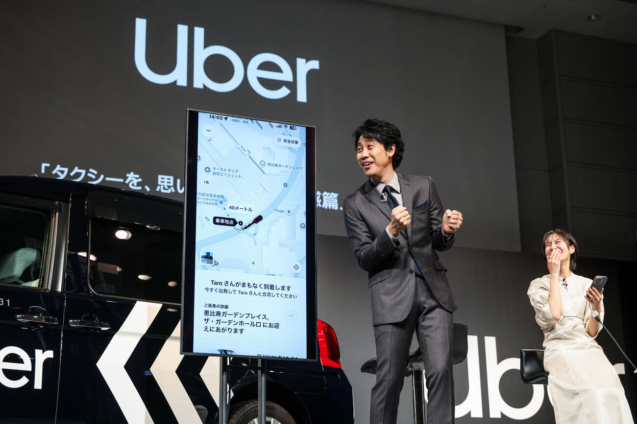 Uber「タクシーを、思いのままに　第六感篇」発表会に登壇した大泉洋（左）と恒松祐里
