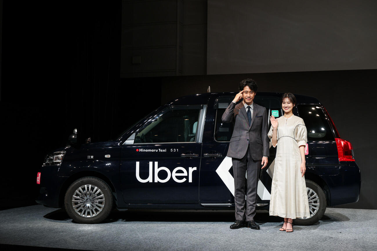 Uber「タクシーを、思いのままに　第六感篇」発表会に登壇した大泉洋（左）と恒松祐里
