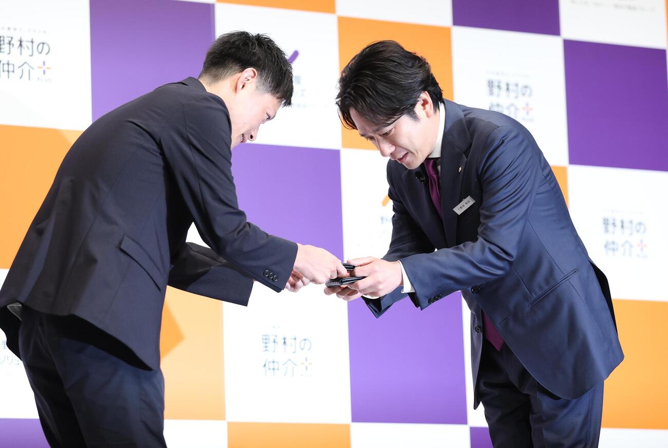 野村不動産ソリューションズ新ブランド戦略＆新CM発表会　メディア関係者と名刺交換する二宮和也（撮影・黒川智章）