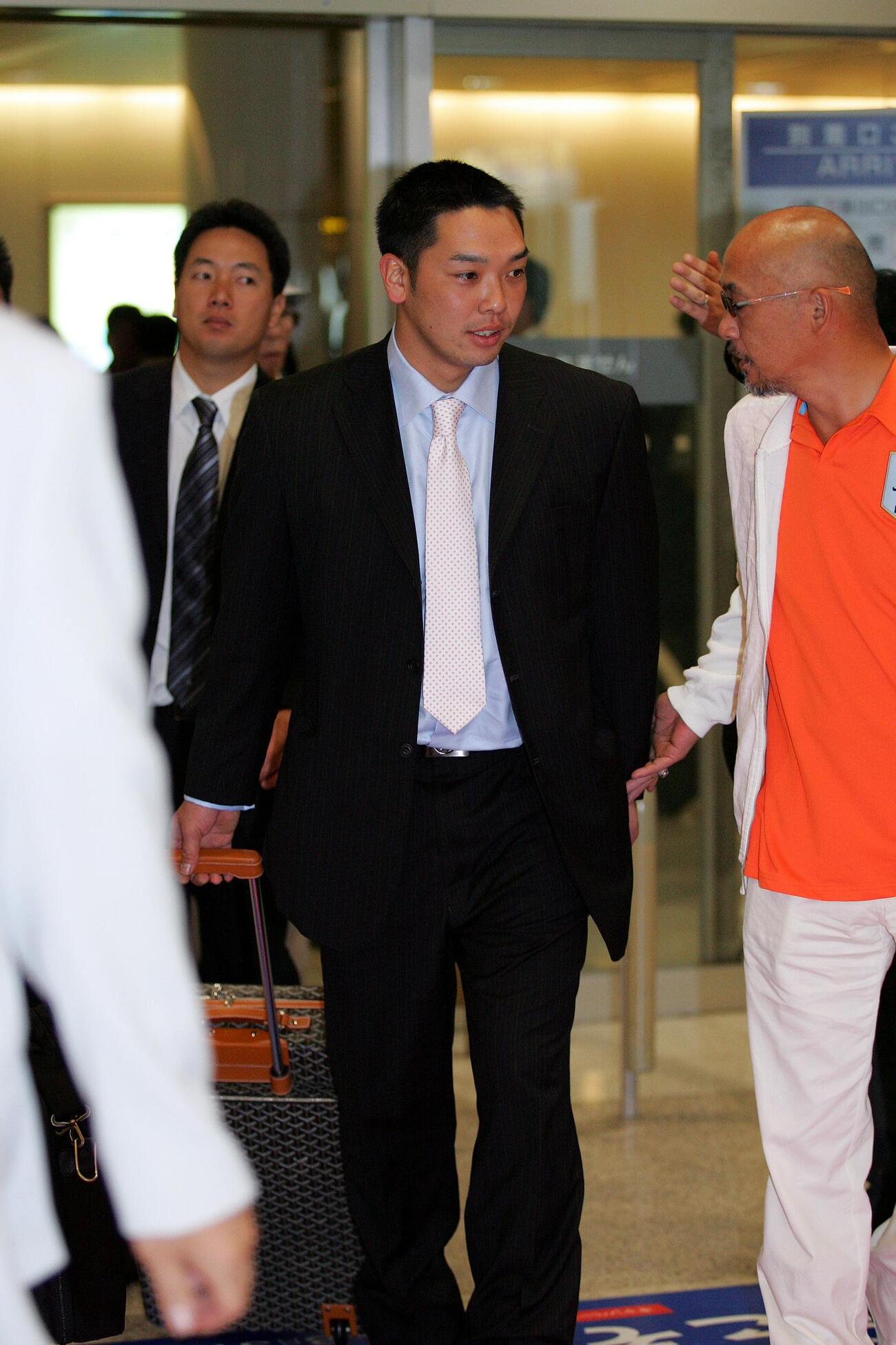 新千歳空港に到着し松山千春（右）に声をかけられる阿部慎之助（2006年7月撮影）