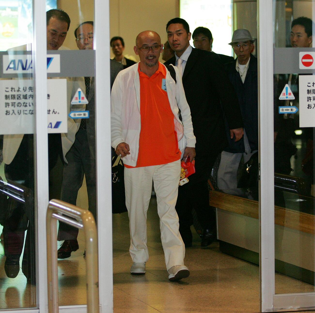 新千歳空港で松山千春（手前）と出口に現れる阿部慎之助（2006年7月撮影）