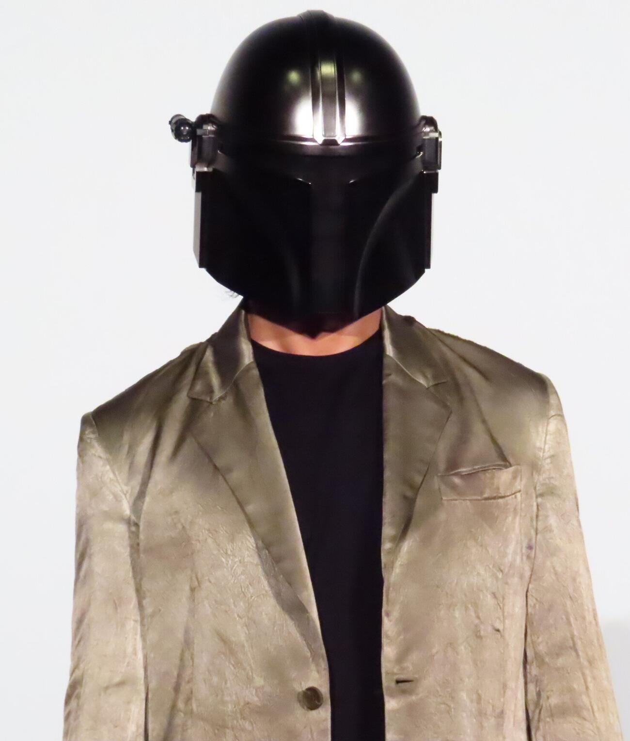 「スター・ウォーズ／マンダロリアン・アンド・グローグー」大ヒット記念舞台あいさつに、マンダロリアンのヘルメットをかぶって登壇した伊藤英明