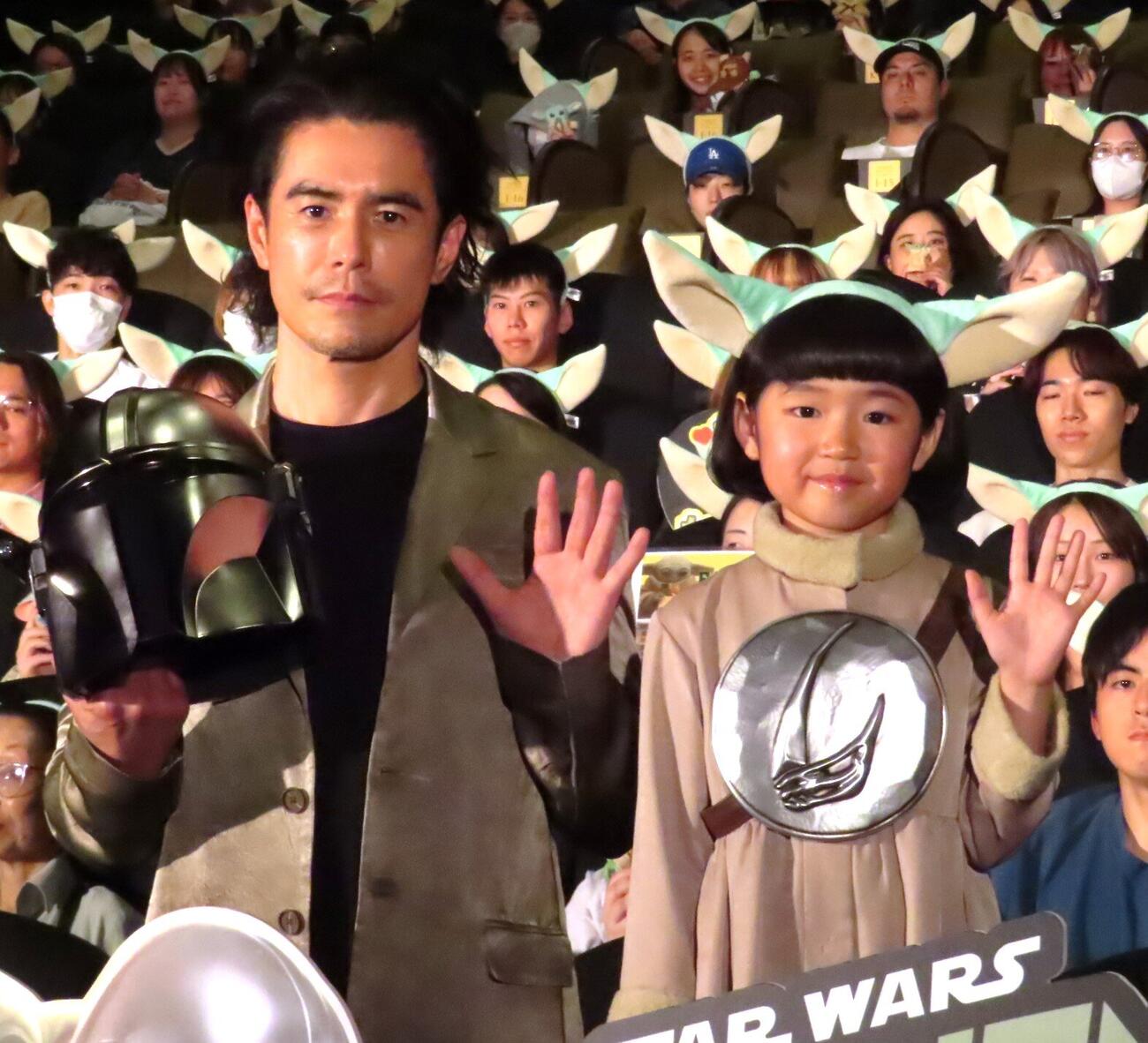 「スター・ウォーズ／マンダロリアン・アンド・グローグー」大ヒット記念舞台あいさつに登壇した伊藤英明（左）と永尾柚乃
