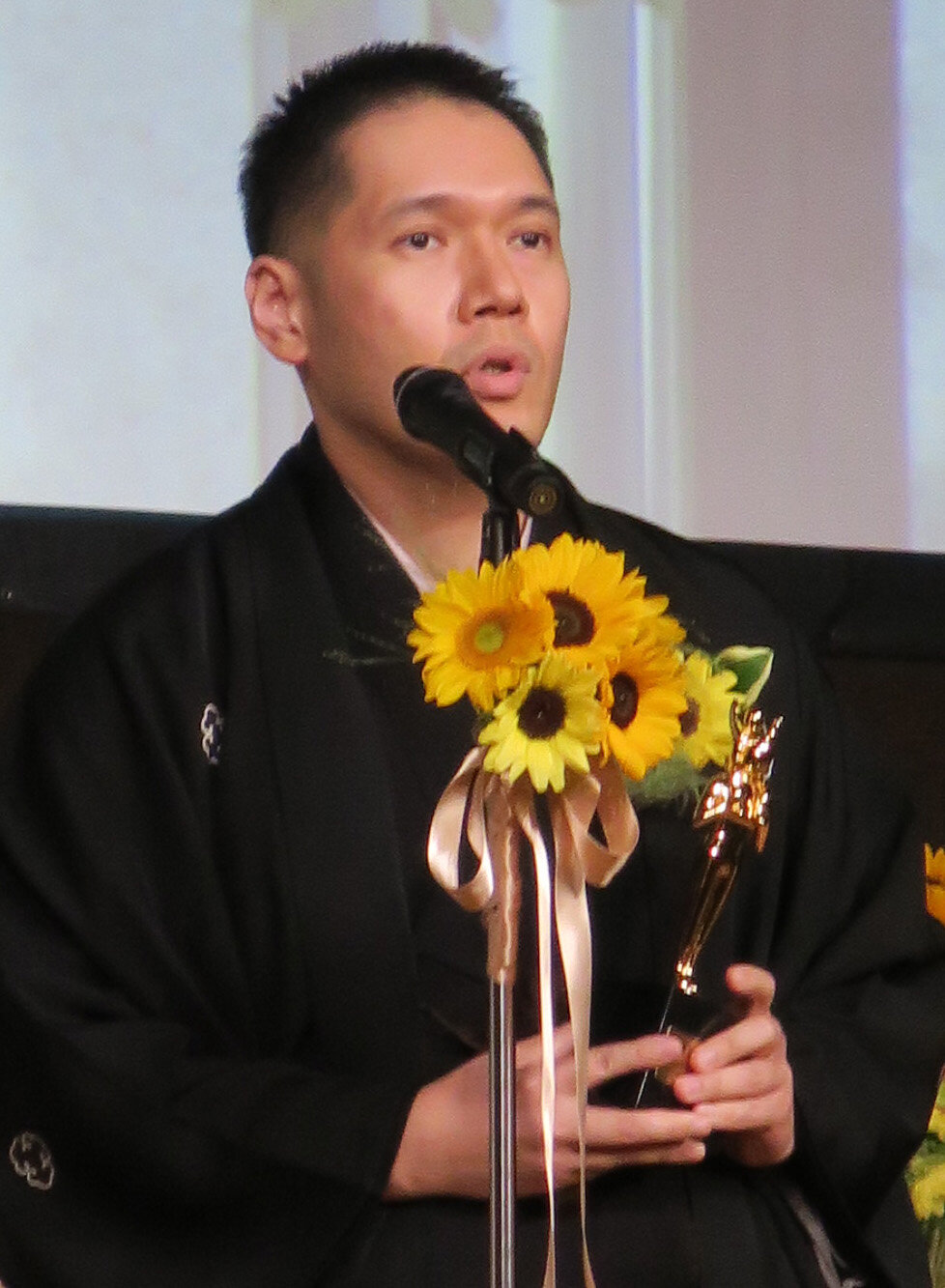 「第45回ベスト・ファーザーイエローリボン賞」授賞式に登壇した神田伯山