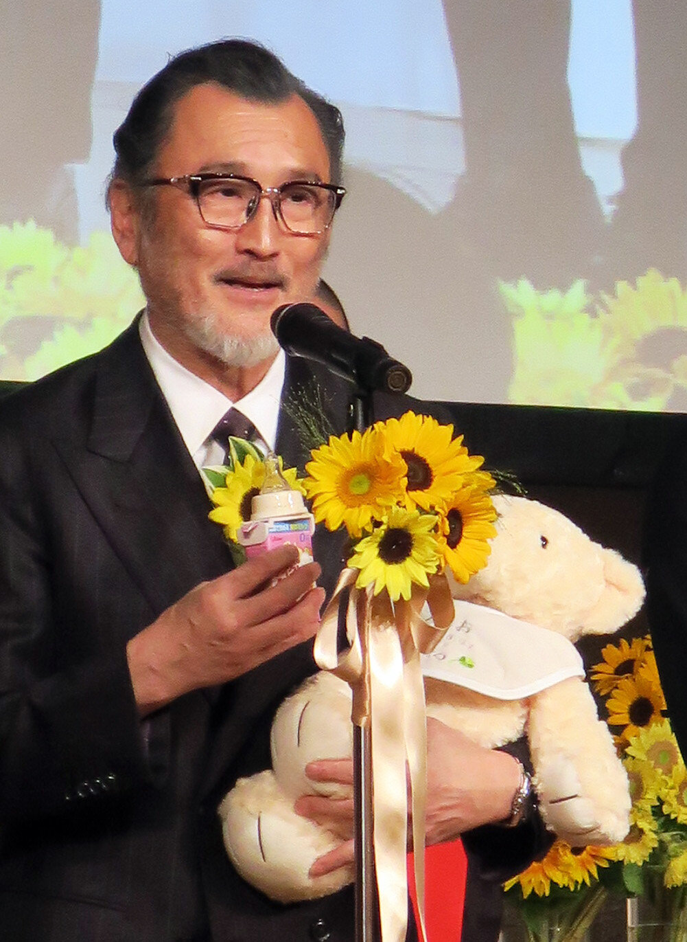 「第45回ベスト・ファーザーイエローリボン賞」授賞式に登壇した吉田鋼太郎