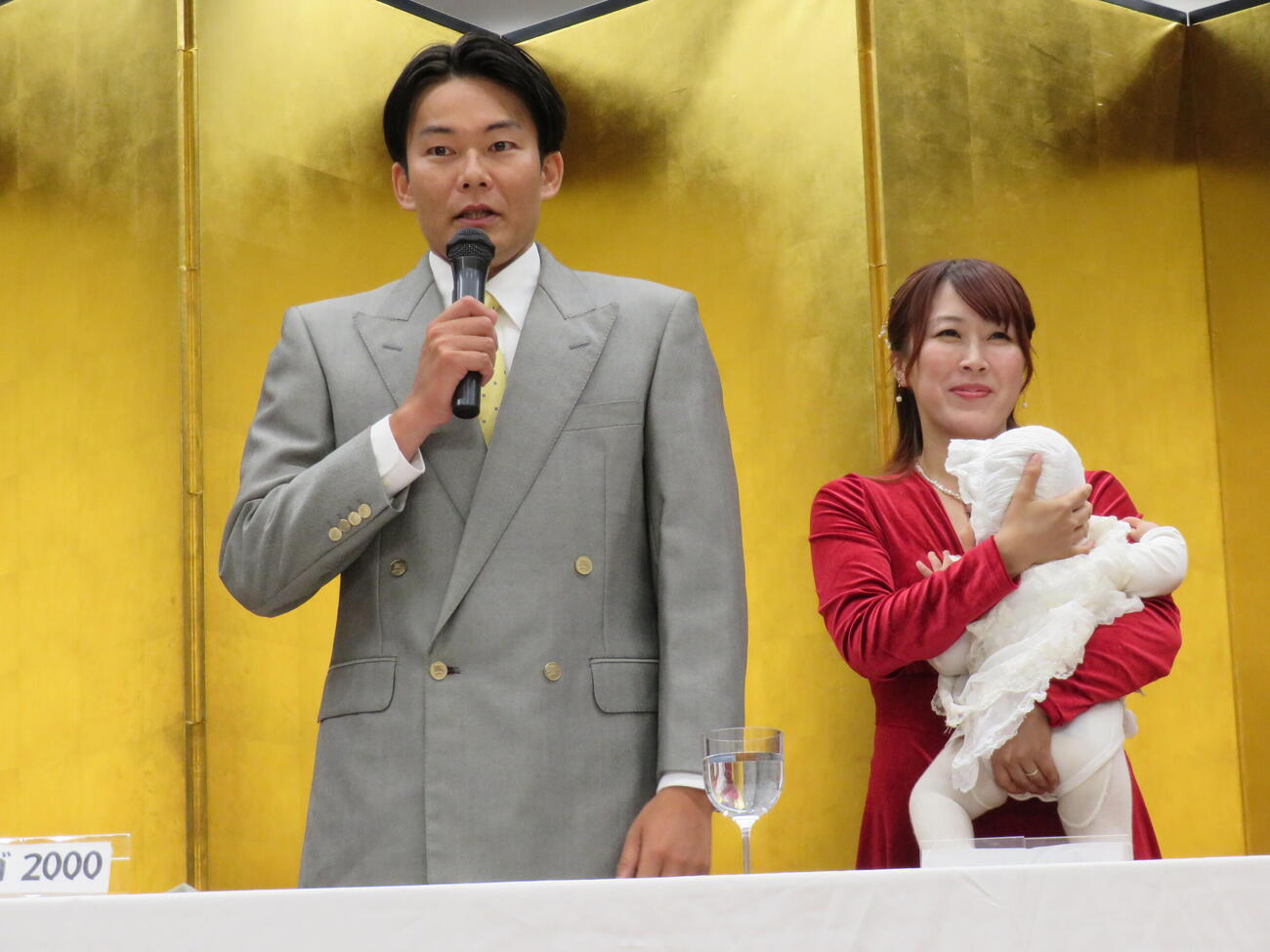 都内で会見を開き、結婚と長女が誕生していたことを公表したヒガ2000と橋爪ヨウコ
