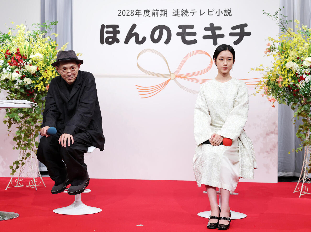 2028年度前期連続テレビ小説「ほんのモキチ」の会見に臨む宮藤官九郎（左）と河合優実（撮影・鈴木正人）＝2026年6月4日