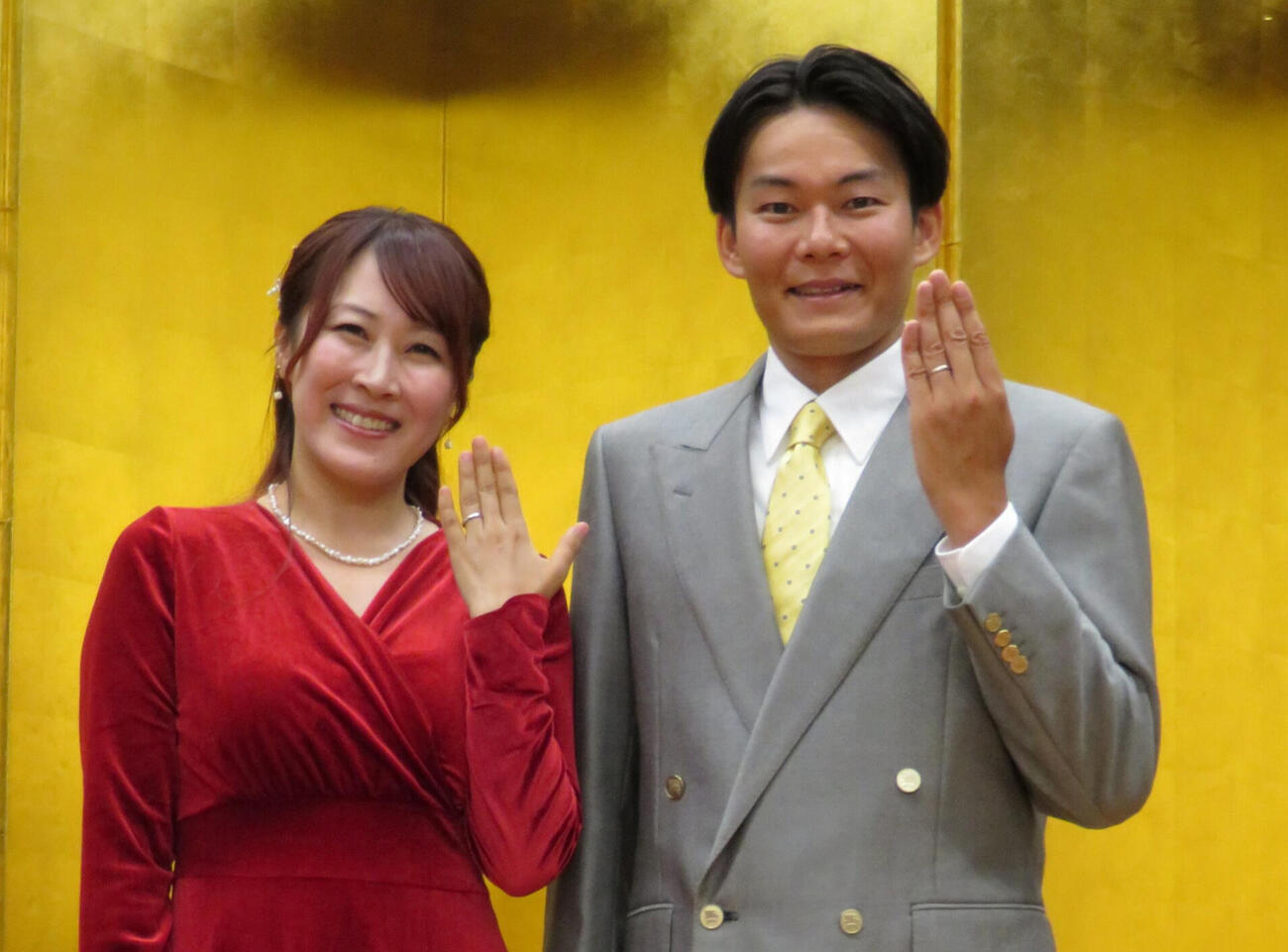 都内で会見を開き、結婚と長女が誕生していたことを公表したヒガ2000と橋爪ヨウコ