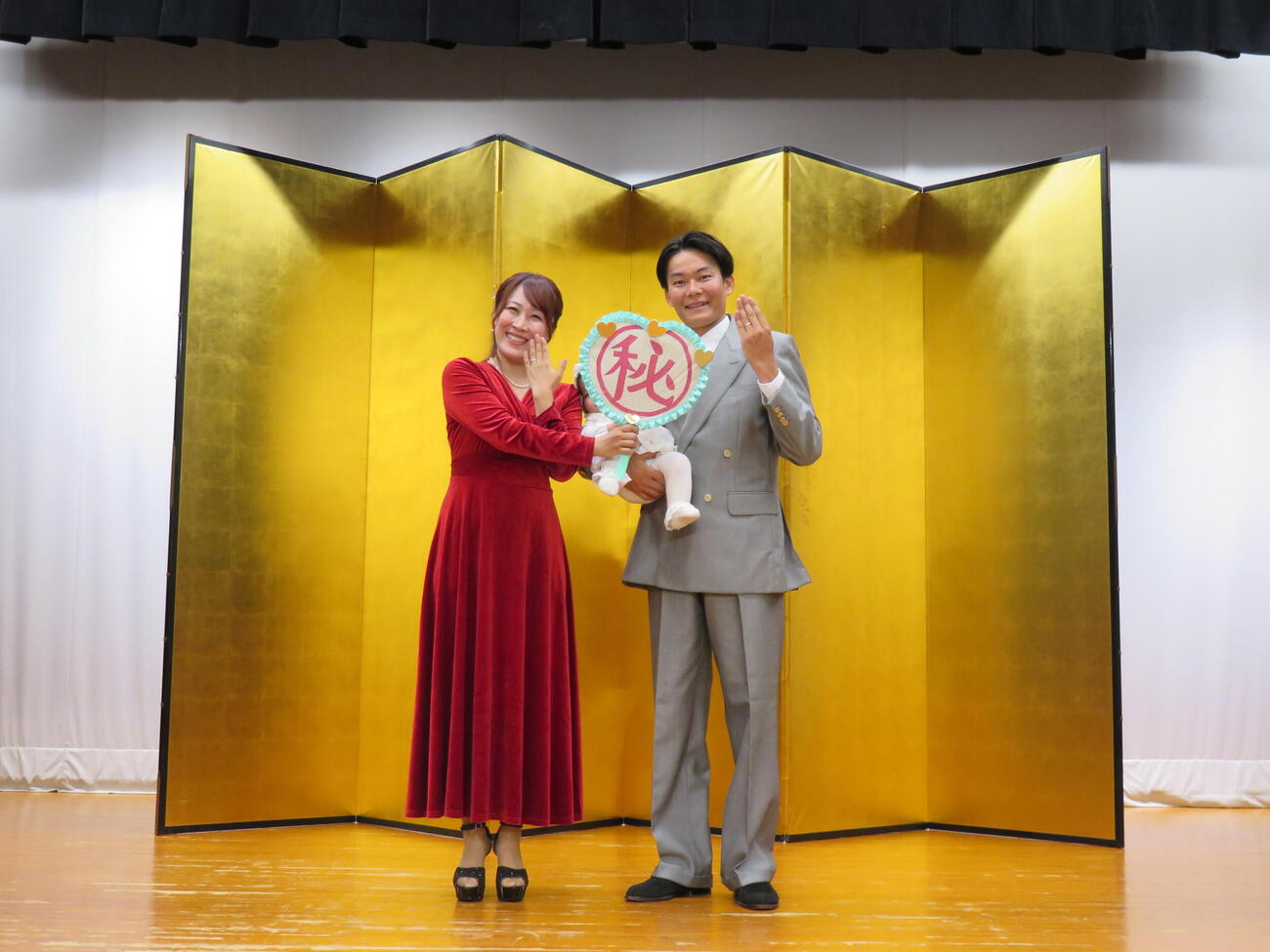 都内で会見を開き、結婚と長女が誕生していたことを公表したヒガ2000と橋爪ヨウコ