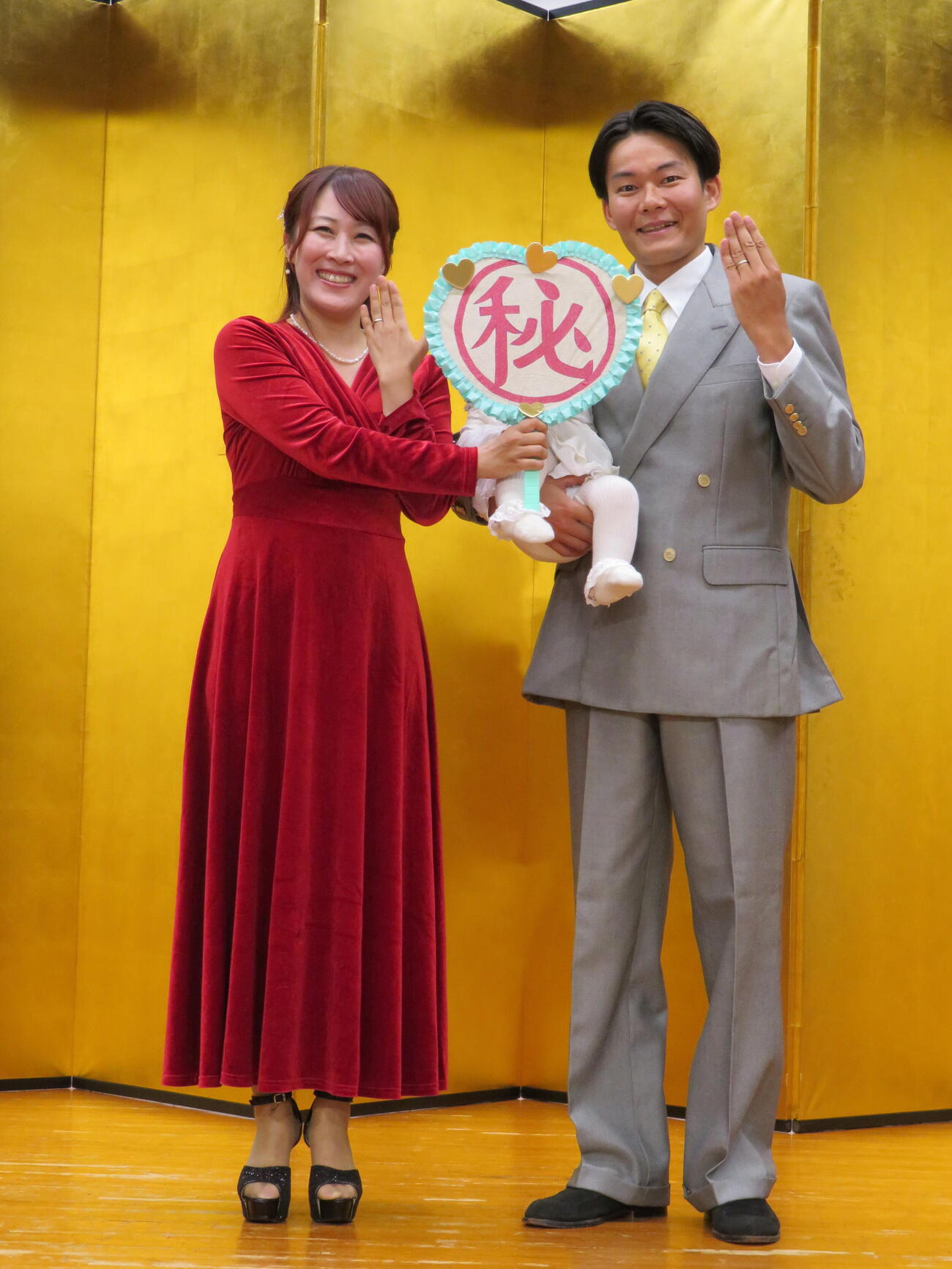都内で会見を開き、結婚と長女が誕生していたことを公表したヒガ2000と橋爪ヨウコ