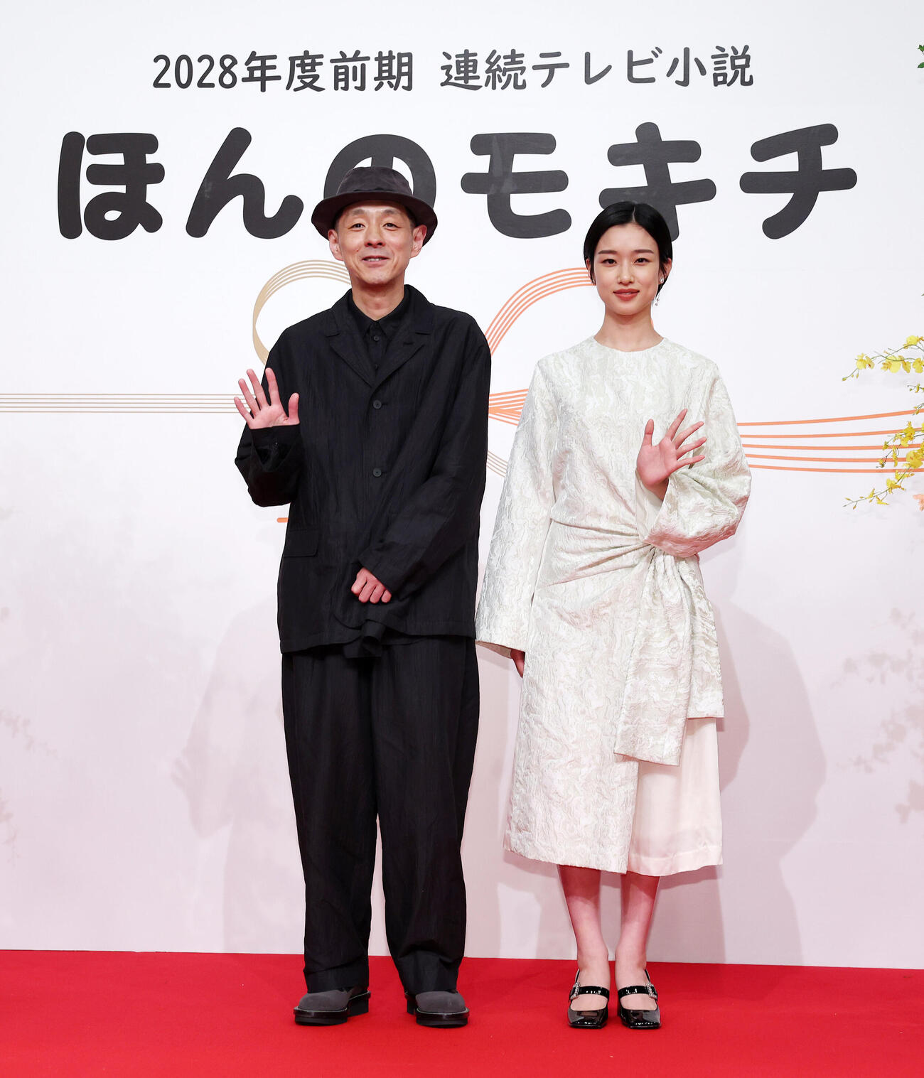 2028年度前期連続テレビ小説「ほんのモキチ」の会見で写真に納まる宮藤官九郎氏（左）と河合優実（撮影・鈴木正人）＝2026年6月4日