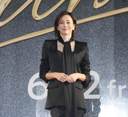 米倉涼子が「マイケル」レッドカーペットイベントに登場　上品スタイルに会場騒然