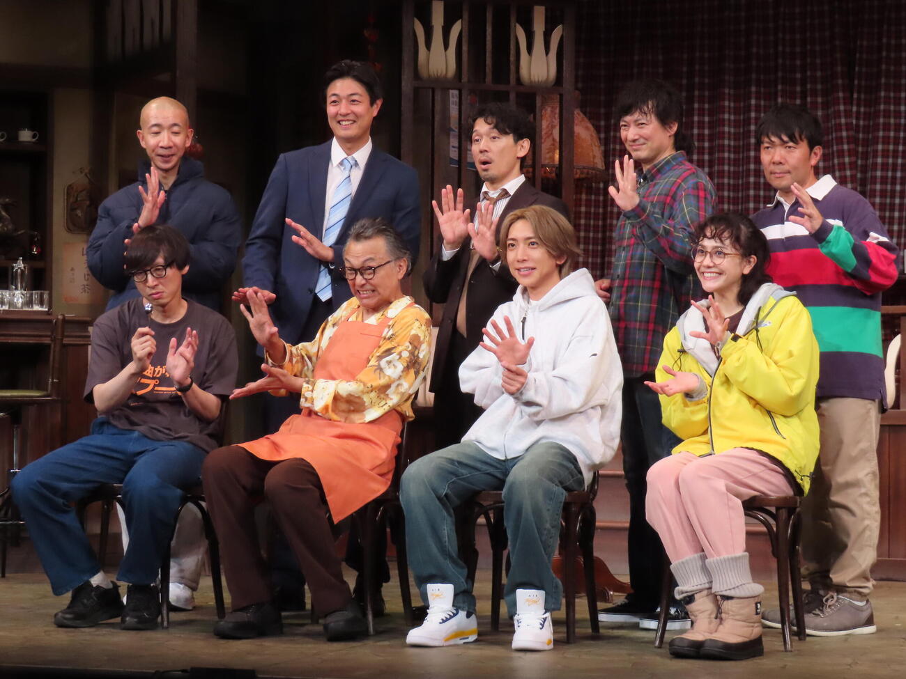 舞台「曲がれ！スプーン」開幕前会見で念力ポーズをする、上段左からひょうろく、時任勇気、岡田義徳、忍成修吾、オラキオ、下段左から演出の大歳倫弘氏、相島一之、鈴木大河、松井愛莉