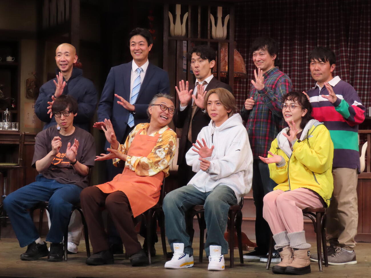 舞台「曲がれ！スプーン」開幕前会見で念力ポーズをする、上段左からひょうろく、時任勇気、岡田義徳、忍成修吾、オラキオ、下段左から演出の大歳倫弘氏、相島一之、鈴木大河、松井愛莉