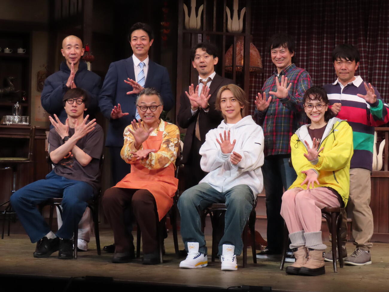 舞台「曲がれ！スプーン」開幕前会見で念力ポーズをする、上段左からひょうろく、時任勇気、岡田義徳、忍成修吾、オラキオ、下段左から演出の大歳倫弘氏、相島一之、鈴木大河、松井愛莉