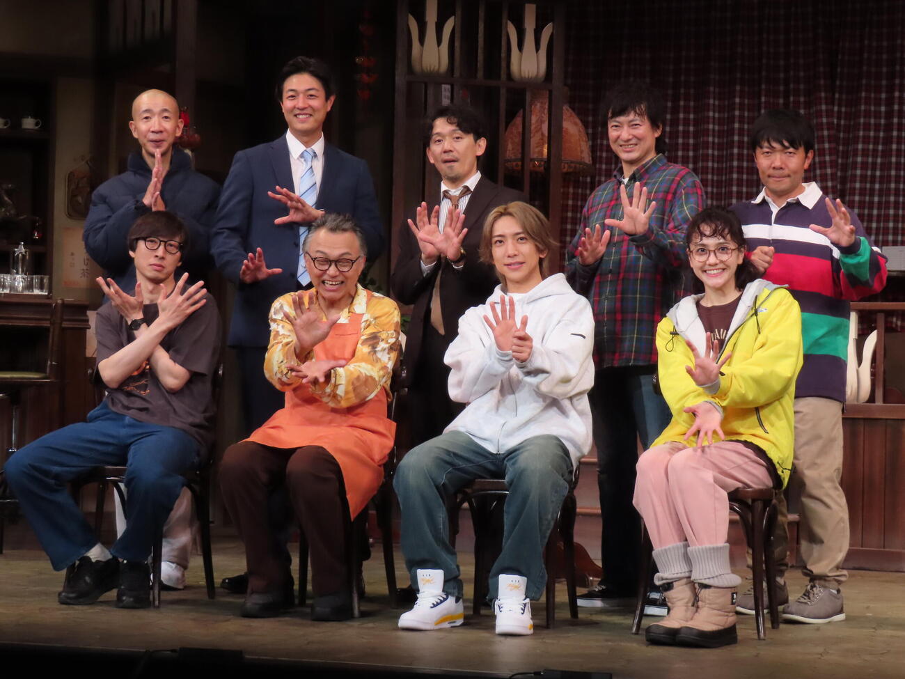 舞台「曲がれ！スプーン」開幕前会見で念力ポーズをする、上段左からひょうろく、時任勇気、岡田義徳、忍成修吾、オラキオ、下段左から演出の大歳倫弘氏、相島一之、鈴木大河、松井愛莉