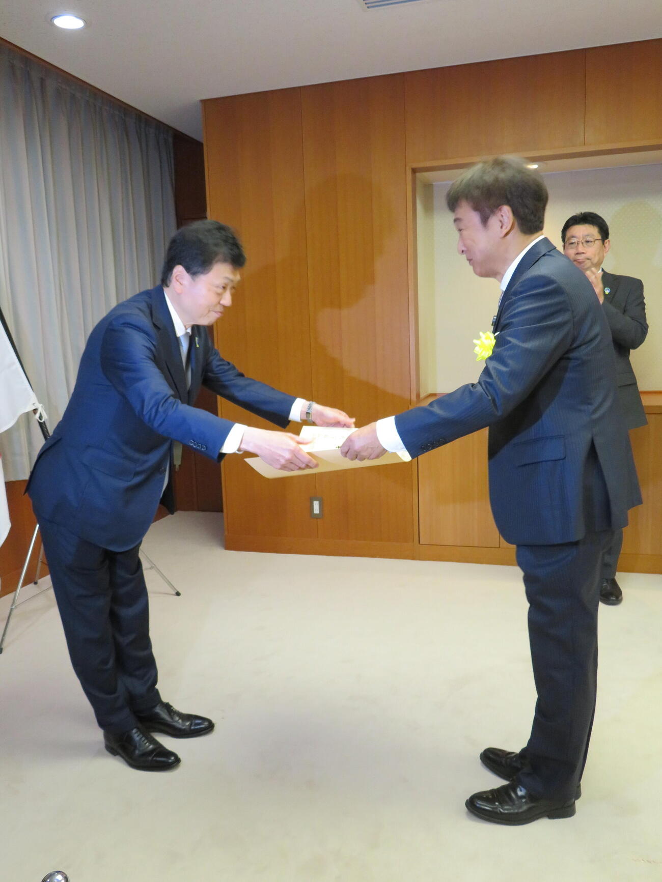 国土交通省で、第67回交通文化賞を受賞した太川陽介（右）（撮影・村上幸将）