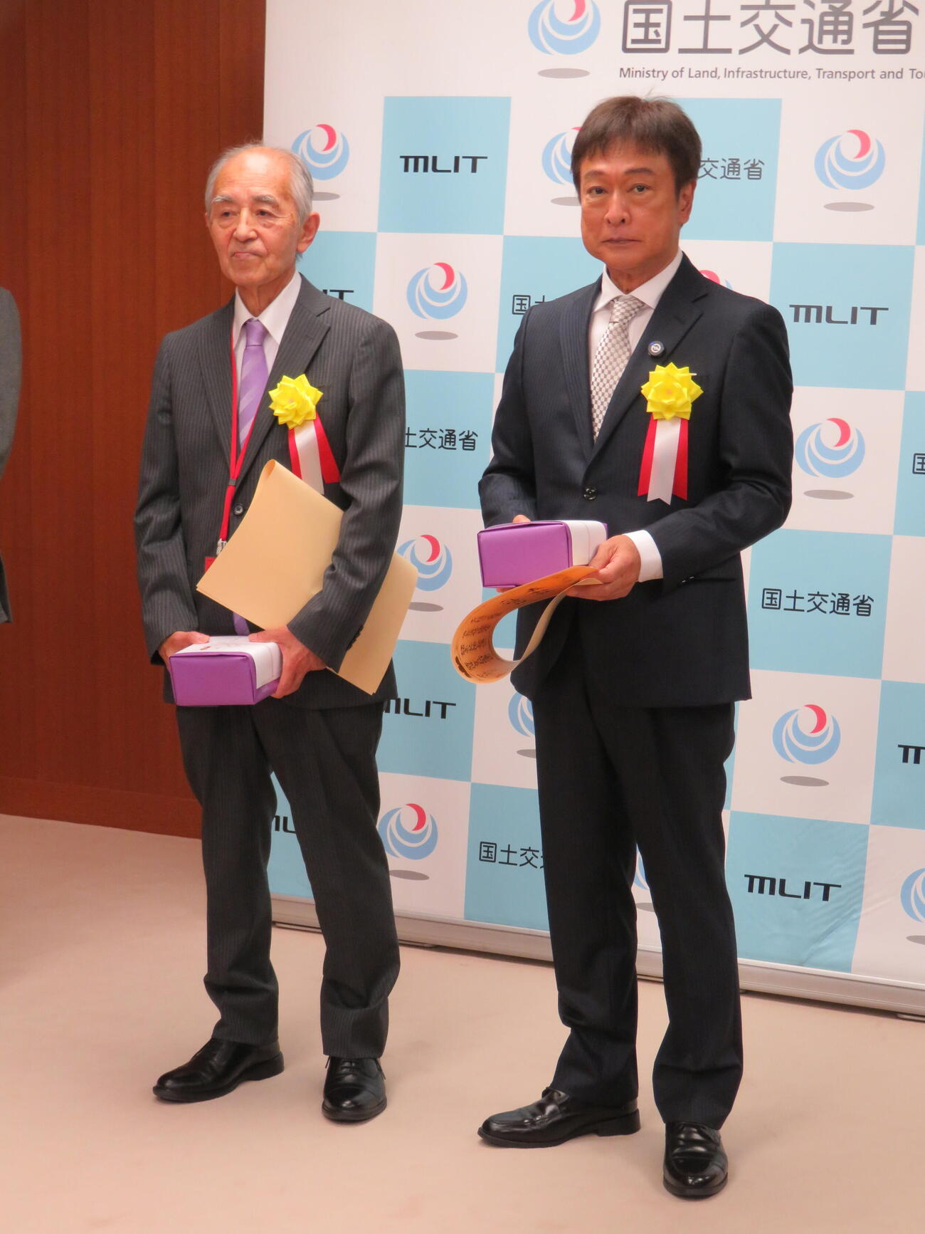 国土交通省で、第67回交通文化賞を受賞した太川陽介（右）（撮影・村上幸将）