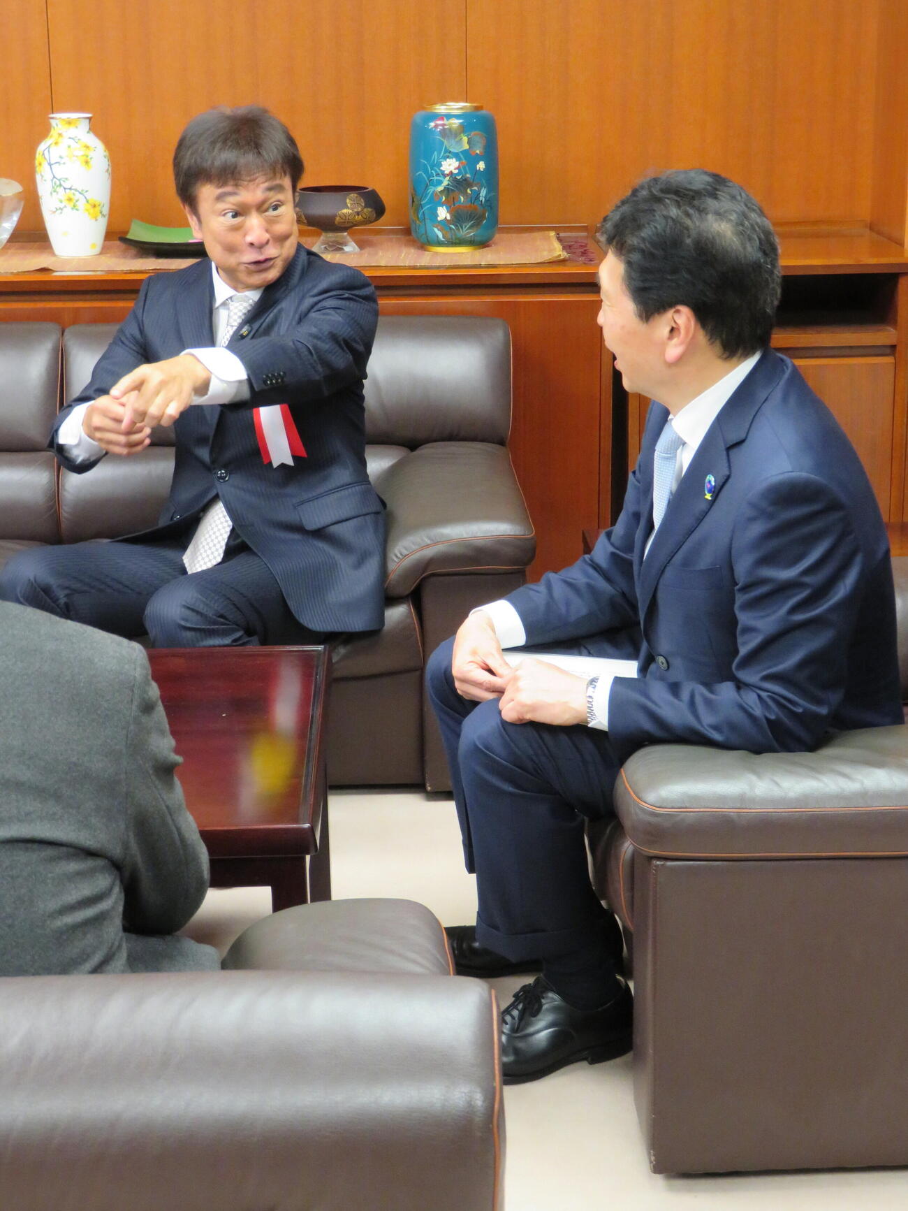 国土交通省で第67回交通文化賞を受賞した太川陽介（左）（撮影・村上幸将）