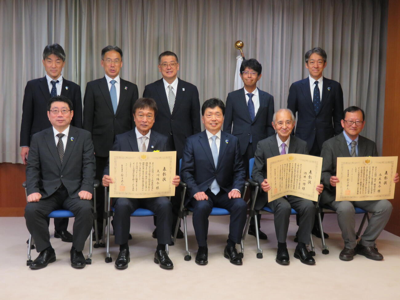 国土交通省で、第67回交通文化賞を受賞した太川陽介（前列左から2人目）（撮影・村上幸将）