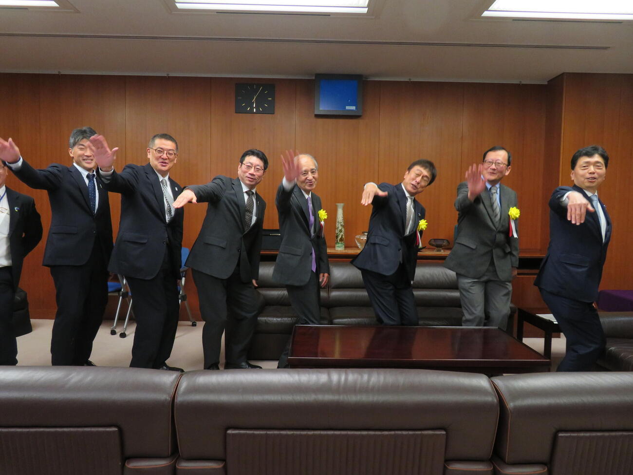 国土交通省で第67回交通文化賞を受賞し、リクエストされ一堂と「ルイルイ」を披露する太川陽介（左）（撮影・村上幸将）