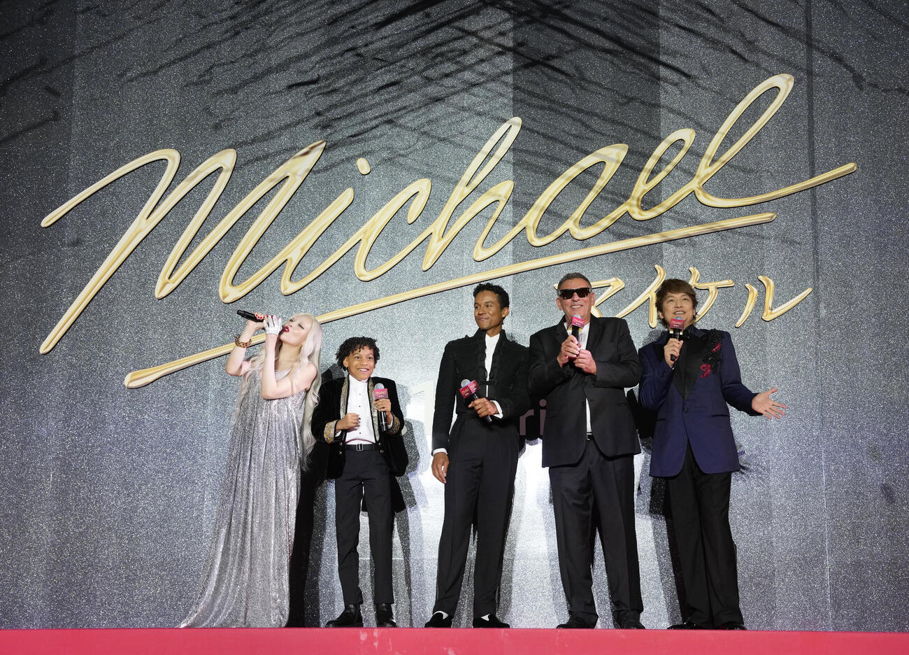 映画「Michael／マイケル」ジャパンプレミアレッドカーペットに登場し笑顔を見せる、左からちゃんみな、ジュリアーノ・ヴァルディ、ジャファー・ジャクソン、グレアム・キング氏、香取慎吾（撮影・小島史椰）