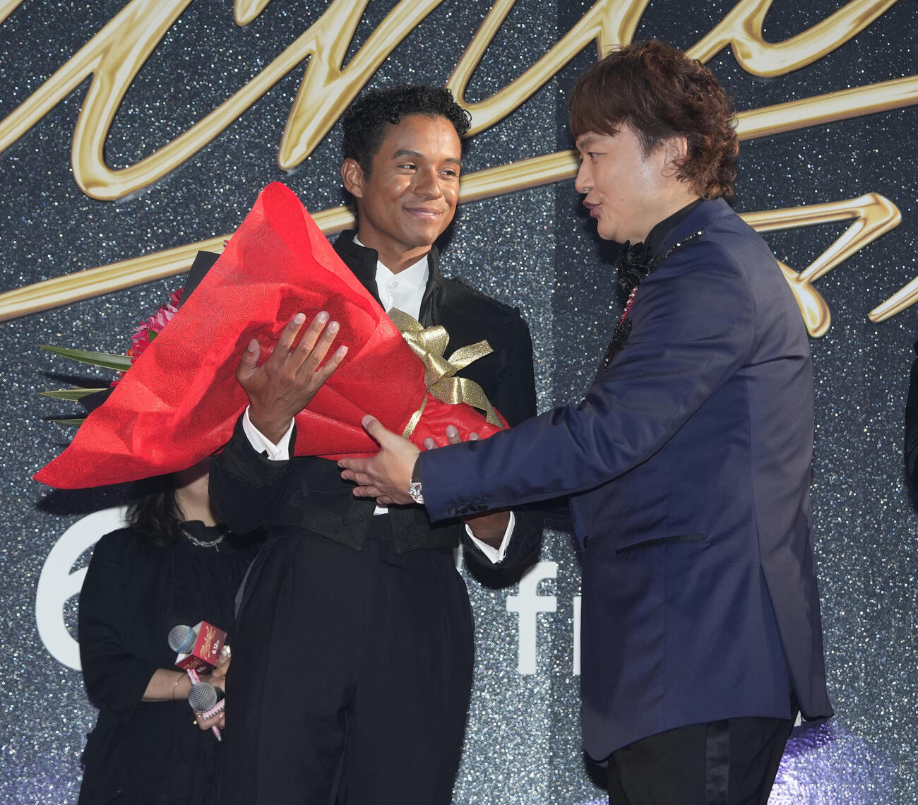映画「Michael／マイケル」ジャパンプレミアレッドカーペット　花束をジャファー・ジャクソン（左）に渡す香取慎吾（撮影・小島史椰）
