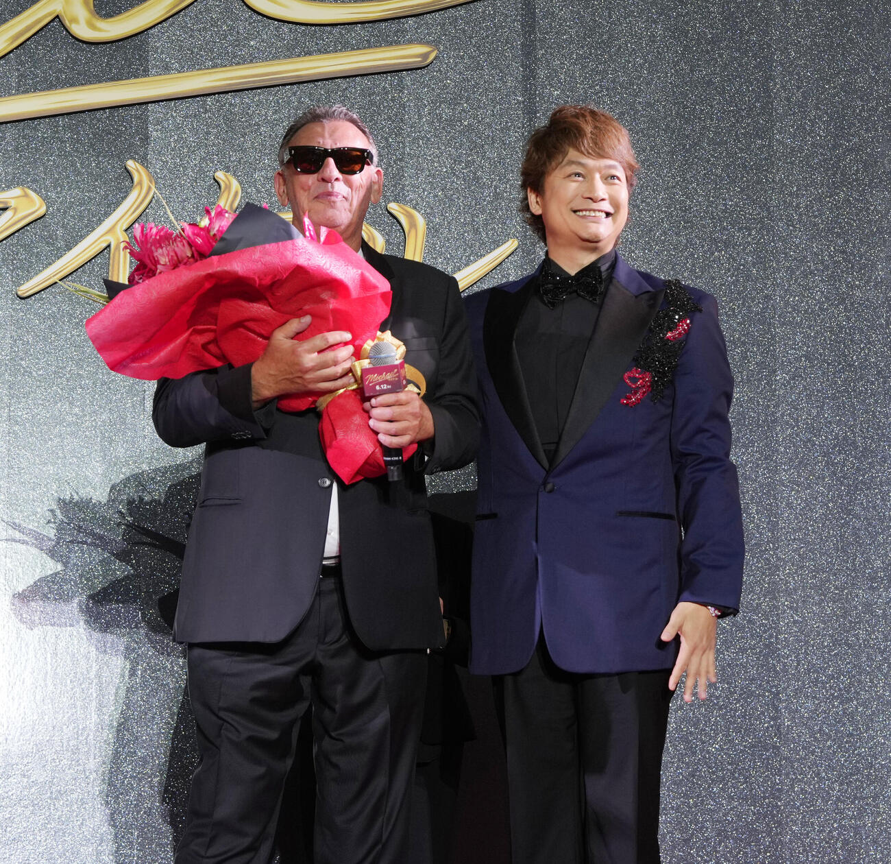 映画「Michael／マイケル」ジャパンプレミアレッドカーペット　花束をグレアム・キング氏（左）に渡す香取慎吾（撮影・小島史椰）