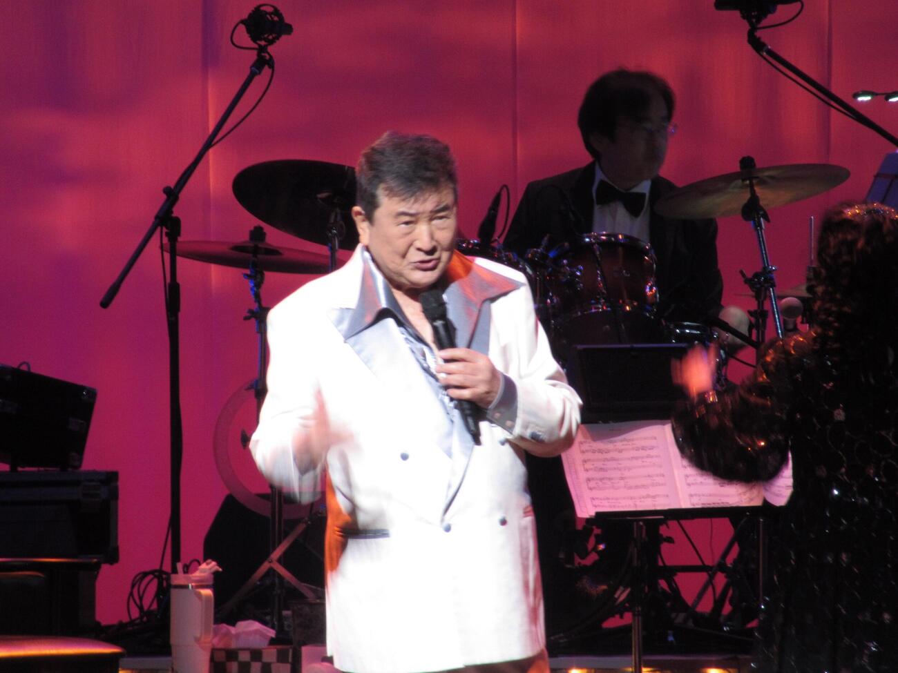 ヒット曲の数々を熱唱する小林旭=東京・浅草公会堂、笹森文彦撮影