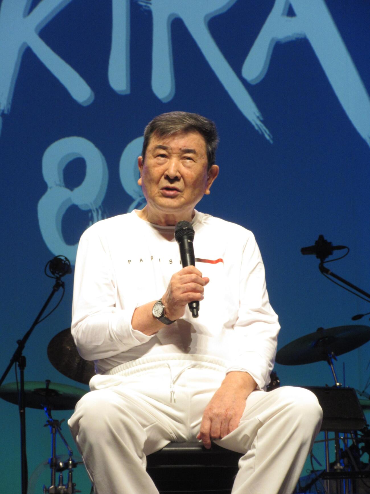 開演前に会見した小林旭＝東京・浅草公会堂、笹森文彦撮影