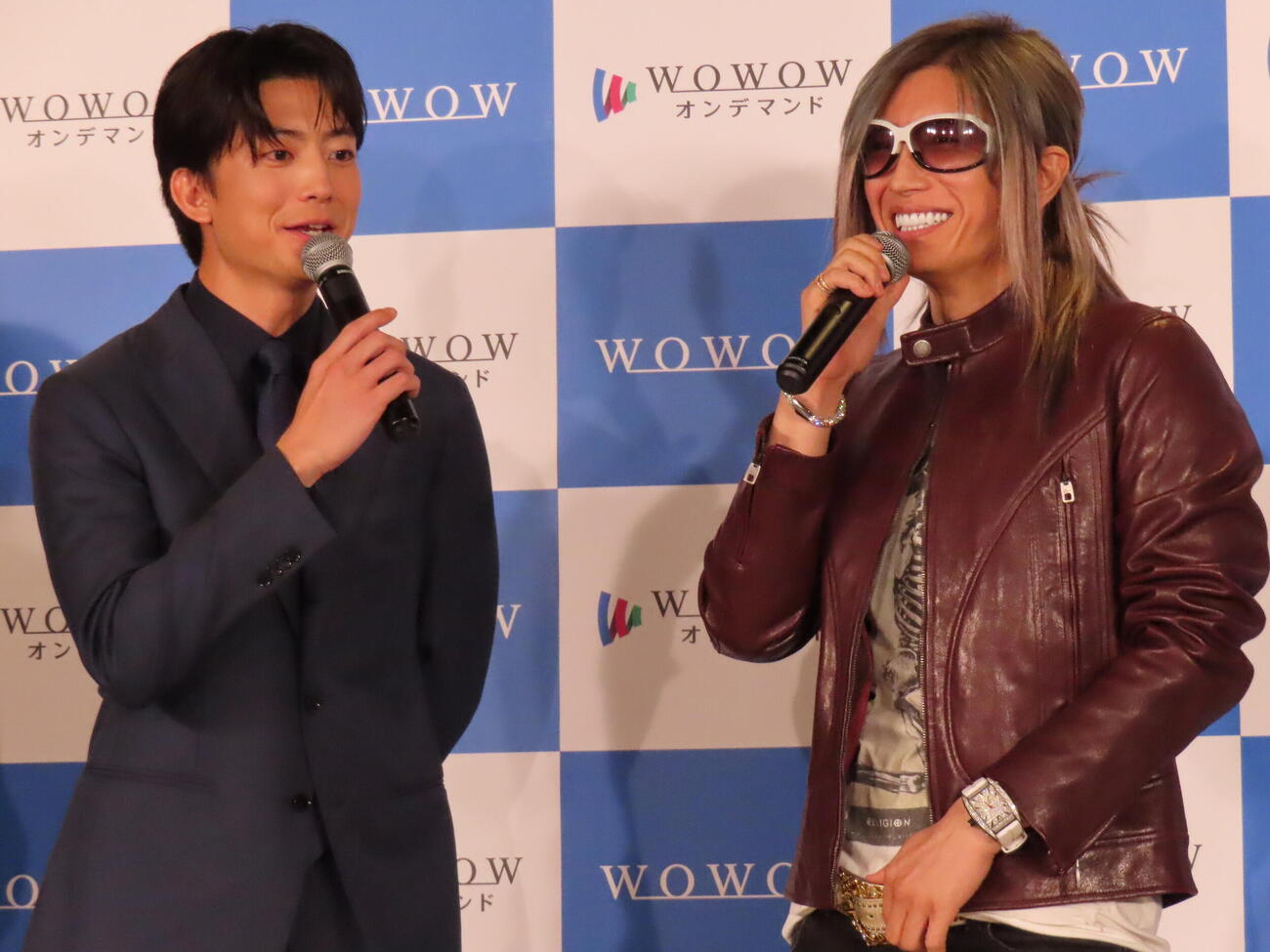 WOWOW「連続ドラマW　コンサルタント－死を執筆する男－」完成報告会に登壇した伊藤健太郎（左）とGACKT