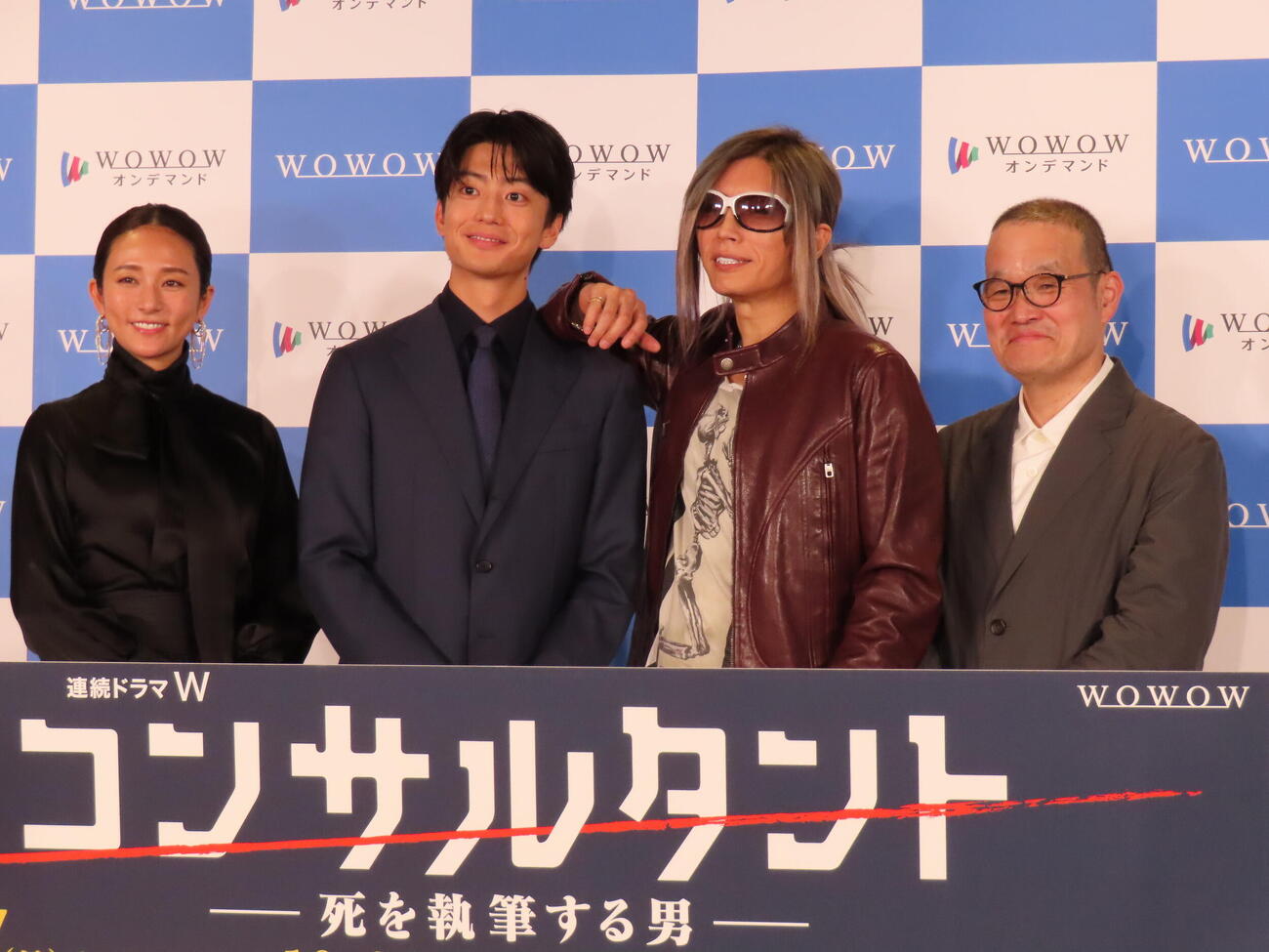WOWOW主演ドラマ「連続ドラマW　コンサルタント－死を執筆する男－」完成報告会に登壇した、左から木村文乃、伊藤健太郎、GACKT、中田秀夫監督