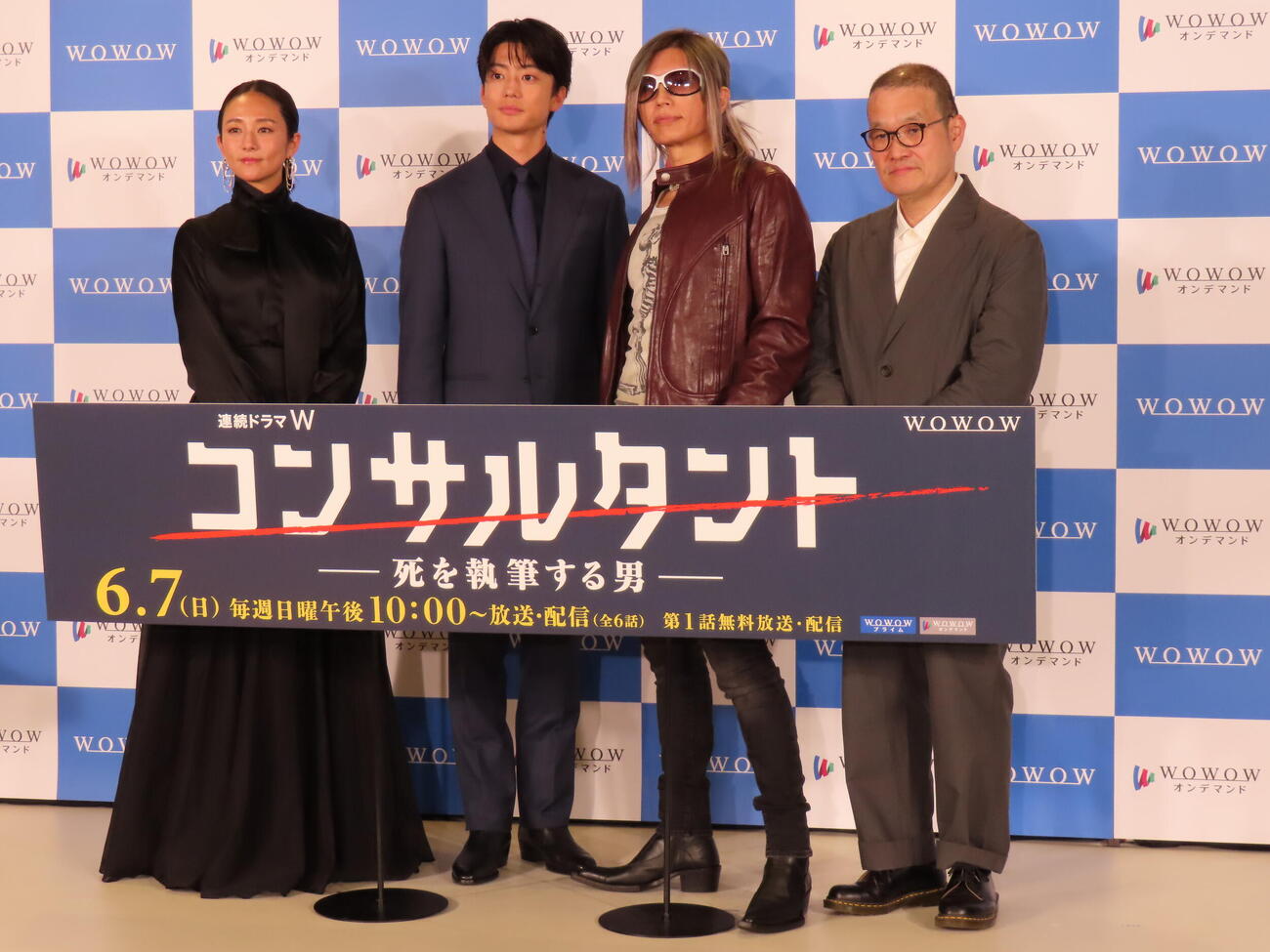 WOWOW主演ドラマ「連続ドラマW　コンサルタント－死を執筆する男－」完成報告会に登壇した、左から木村文乃、伊藤健太郎、GACKT、中田秀夫監督