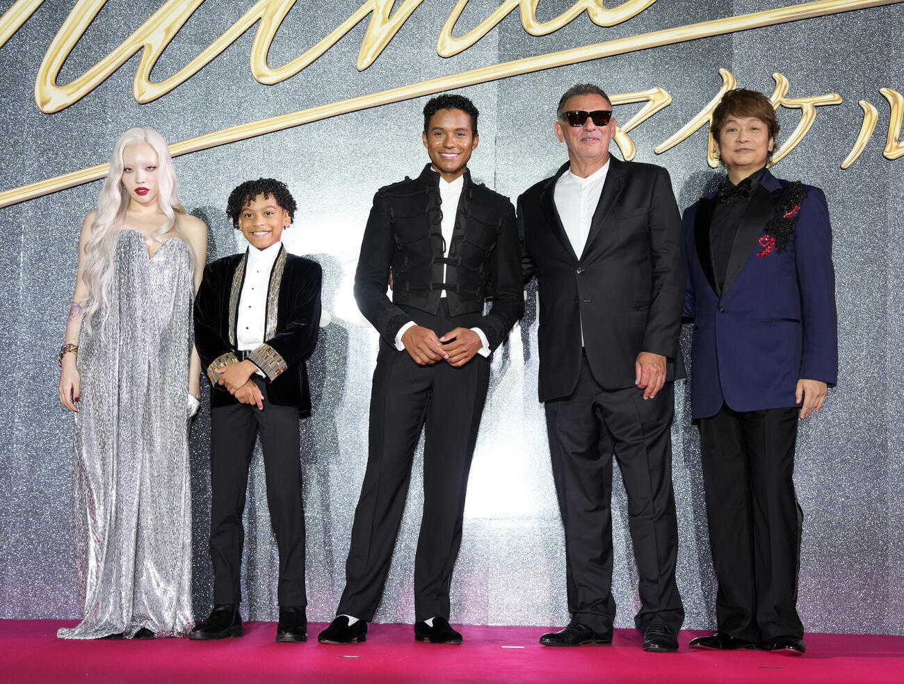 映画「Michael／マイケル」ジャパンプレミアレッドカーペット　笑顔で写真に納まる、左からちゃんみな、ジュリアーノ・ヴァルディ、ジャファー・ジャクソン、グレアム・キング氏、香取慎吾（撮影・小島史椰）