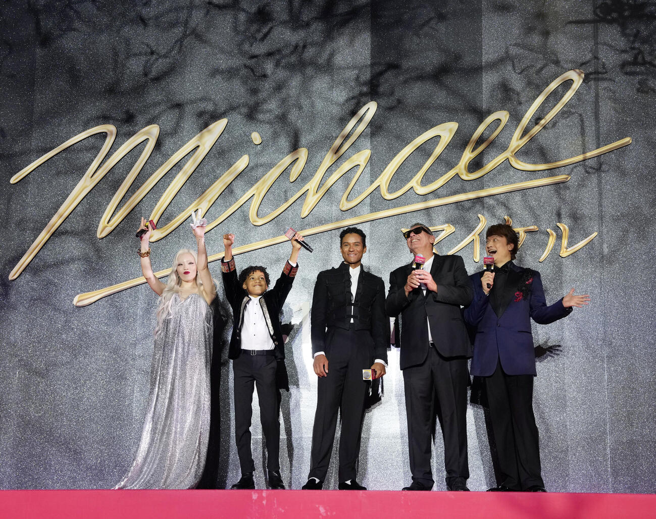 映画「Michael／マイケル」ジャパンプレミアレッドカーペット　笑顔を見せる、左からちゃんみな、ジュリアーノ・ヴァルディ、ジャファー・ジャクソン、グレアム・キング氏、香取慎吾（撮影・小島史椰）