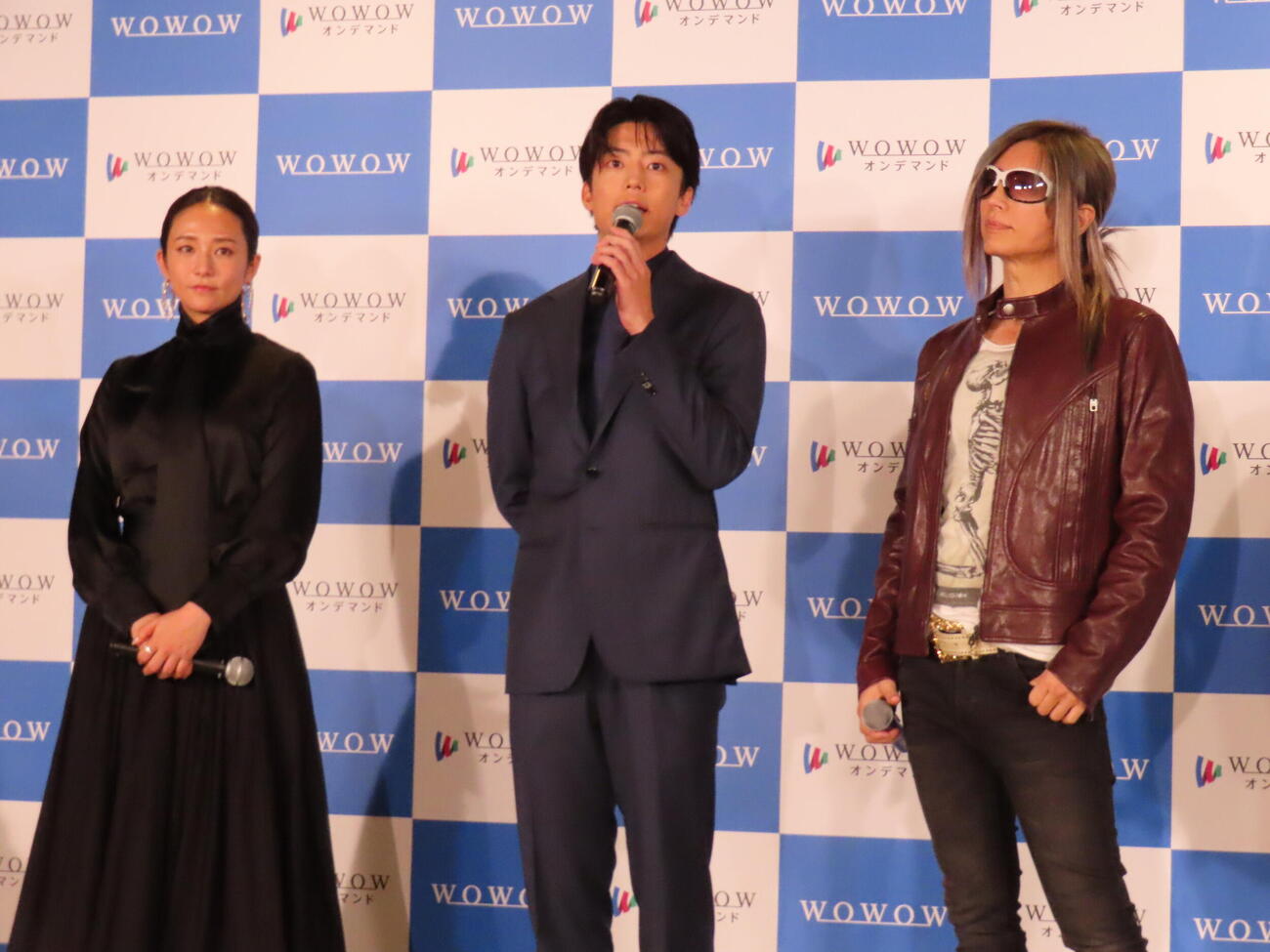 WOWOW「連続ドラマW　コンサルタント－死を執筆する男－」完成報告会に登壇した、左から木村文乃、伊藤健太郎、GACKT