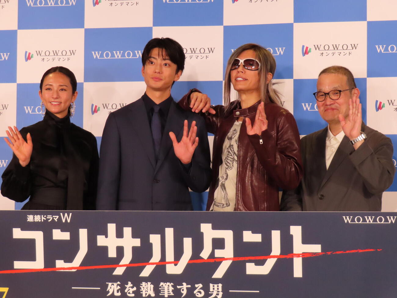 WOWOW主演ドラマ「連続ドラマW　コンサルタント－死を執筆する男－」完成報告会に登壇した、左から木村文乃、伊藤健太郎、GACKT、中田秀夫監督