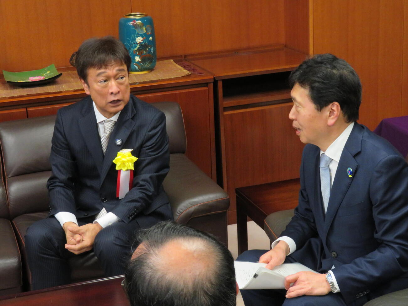 国土交通省で第67回交通文化賞を受賞した太川陽介（左）（撮影・村上幸将）