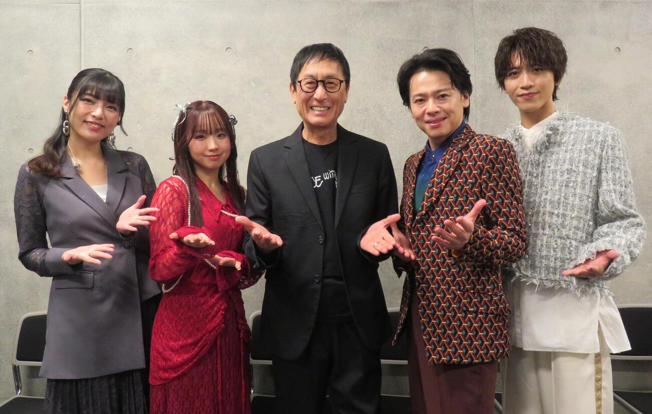 シティーポップライブを行った、左から福田未来、荒井麻珠、武部聡志氏、中川晃教、島太星